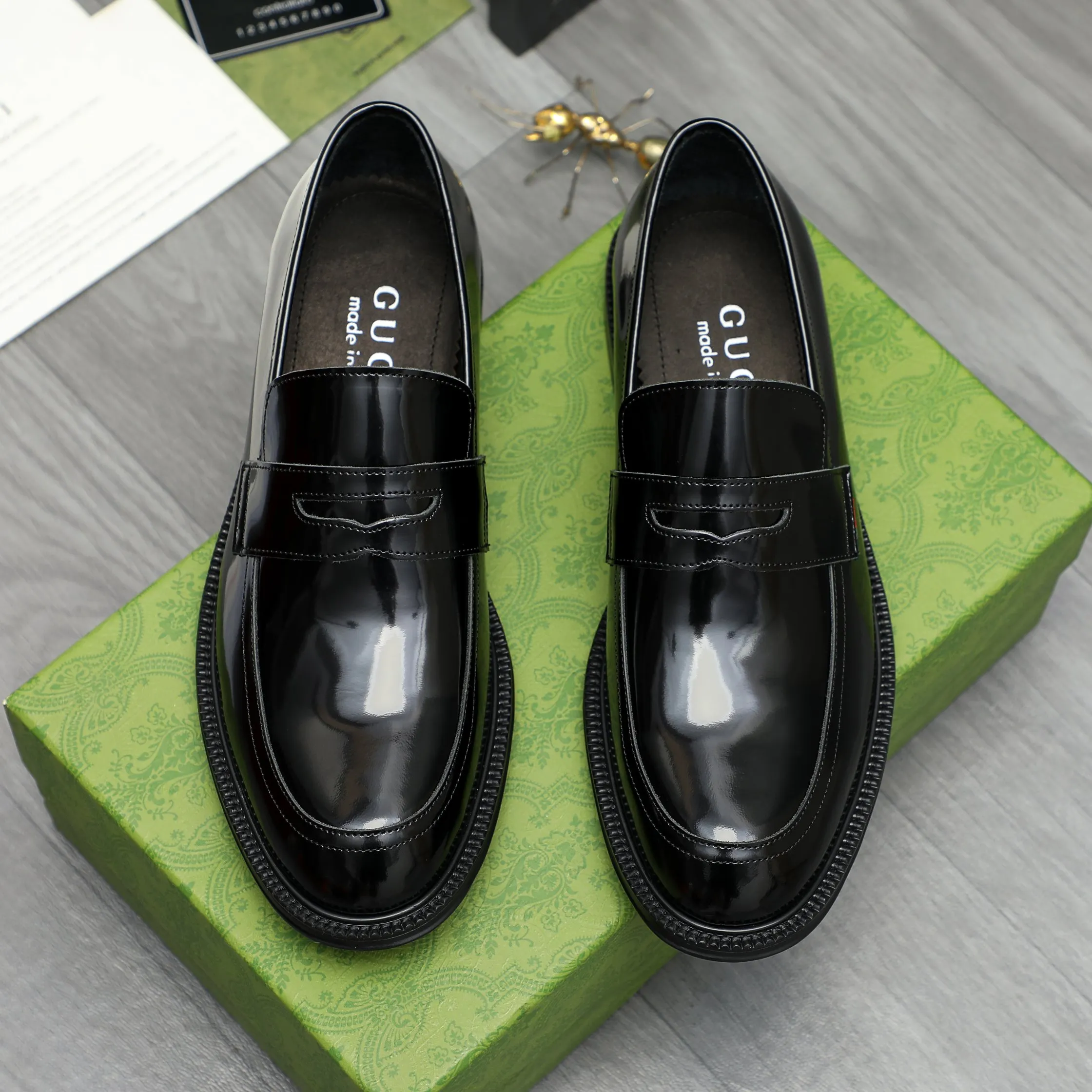Men's shoes 💰500 Product trademark: GUCCI "Gucci" business slip-on leather shoes Regular size: 38-44 (45.46 custom-made, non-returnable) Product materials: Selected lacquered cowhide upper, cowhide lining, original rubber outsole